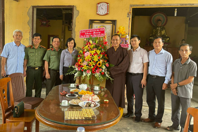 Đồng chí K’Broi – Phó Bí thư Thường trực Huyện uỷ Di Linh thay mặt lãnh đạo huyện tặng quà chúc mừng chùa Linh Thắng nhân dịp Lễ Phật đản