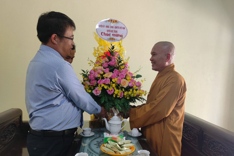 Đồng chí Nguyễn Ngọc Phúc - Bí thư Huyện ủy Đức Trọng thăm, chúc mừng các cơ sở Phật giáo