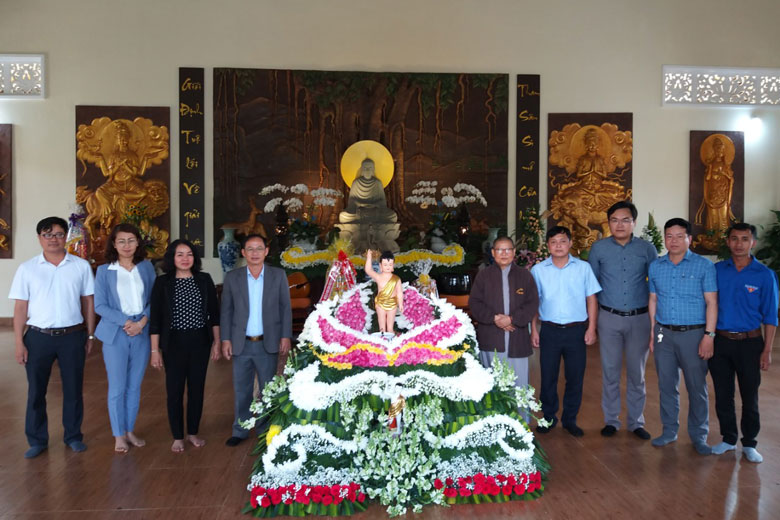 Đồng chí Lê Công Tuấn - Chủ tịch Ủy ban MTTQ Việt Nam huyện Đức Trọng thăm, chúc mứng các cơ sở Phật giáo