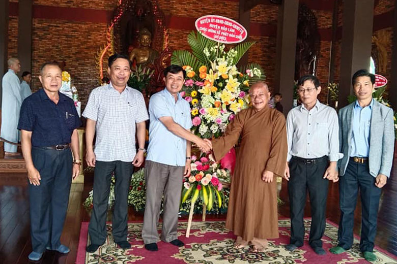 Bí thư Huyện ủy Bảo Lâm Nguyễn Trung Kiên tặng hoa chúc mừng Đại lễ Phật đản, Phật lịch 2566 - Dương lịch 2022