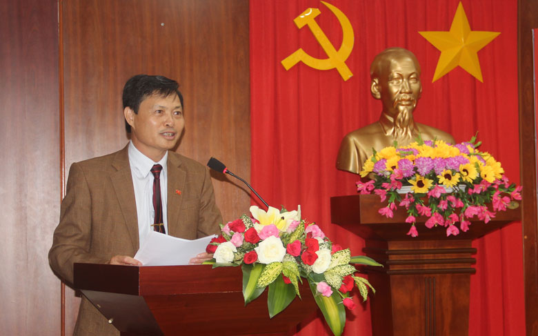 Bí thư Đảng ủy Khối Doanh nghiệp tỉnh Hoàng Xuân Hường phát biểu giao nhiệm vụ cho các cá nhân
