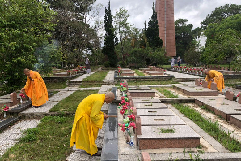 Ban Trị sự Giáo hội Phật giáo tỉnh viếng nghĩa trang liệt sĩ thành phố Đà Lạt nhân dịp Đại lễ Phật đản - Phật lịch 2566. Dương lịch 2022
