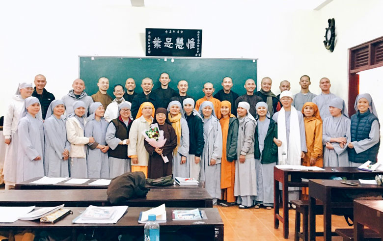 Các Tăng, Ni sinh khóa 12 (niên học 2019-2022) của Trường Trung cấp Phật học tỉnh Lâm Đồng