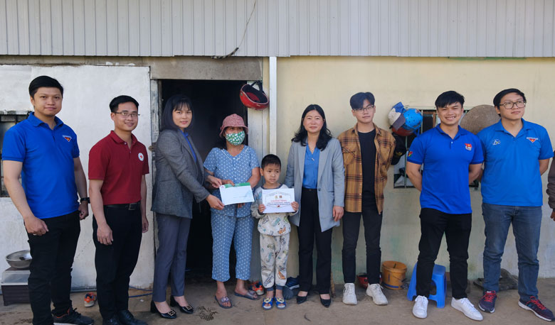 Công đoàn cơ sở Ngân hàng Agribank Lâm Đồng trao tiền mặt trị giá 2.000.000 đồng và và Ngân hàng chính sách xã hội trao học bổng đỡ đầu cho học sinh Tô Công Hiếu (Phường 9, TP Đà Lạt)