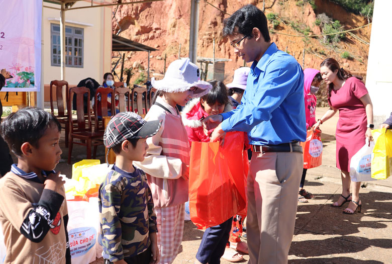 Anh Ndu Ha Biên - Phó Bí thư Tỉnh Đoàn, Phó Chủ tịch Hội LHTN Việt Nam tỉnh tặng “Túi sữa cho em” cho trẻ em xã Đưng K’Nớ