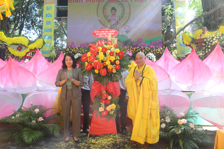 Bà Phạm Thị Thanh Thúy - Phó Chủ tịch UBND huyện Đức Trọng, tặng hoa chúc mừng Đại lễ Phật đản