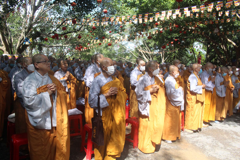 Các Tăng, Ni, Phật tử tham dự Đại lễ Phật đản