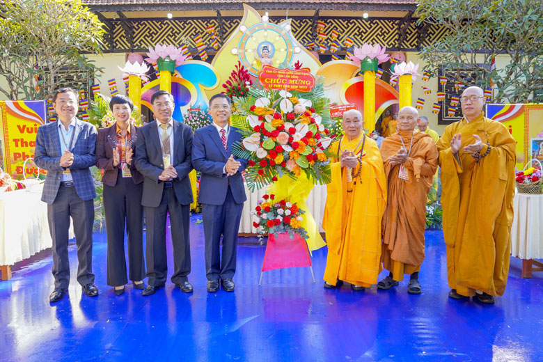 Lãnh đạo Tỉnh ủy - HĐND - UBND - Ủy ban MTTQ tỉnh tặng hoa chúc mừng Đại lễ Phật đản Phật lịch 2566