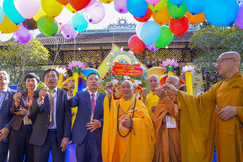 Lãnh đạo tỉnh, ban ngành cùng quý Hòa Thượng trong Ban Trị sự Giáo hội Phật giáo tỉnh cùng thực hiện nghi thức thả bong bóng cầu nguyện hòa bình - quốc thái - dân an
