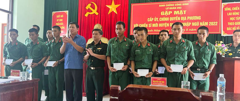 Đại diện lãnh đạo huyện Di Linh tặng quà các chiến sĩ mới của huyện tham gia sinh hoạt, học tập, rèn luyện tốt tại Lữ đoàn Công binh 293