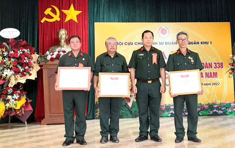 Khen thưởng đại diện Ban Liên lạc tại Lâm Đồng và các tỉnh phái Nam