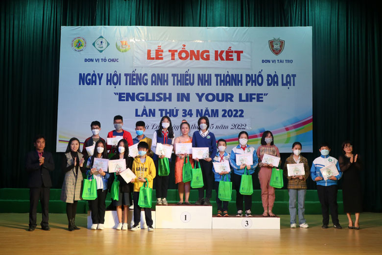 Ban Tổ chức trao giải cho các thí sinh đạt giải thuộc Khối Trung học cơ sở