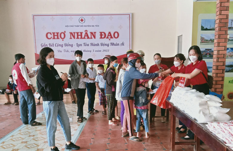 Người dân có hoàn cảnh khó khăn trên địa bàn huyện Đạ Tẻh tham gia Chợ Nhân đạo