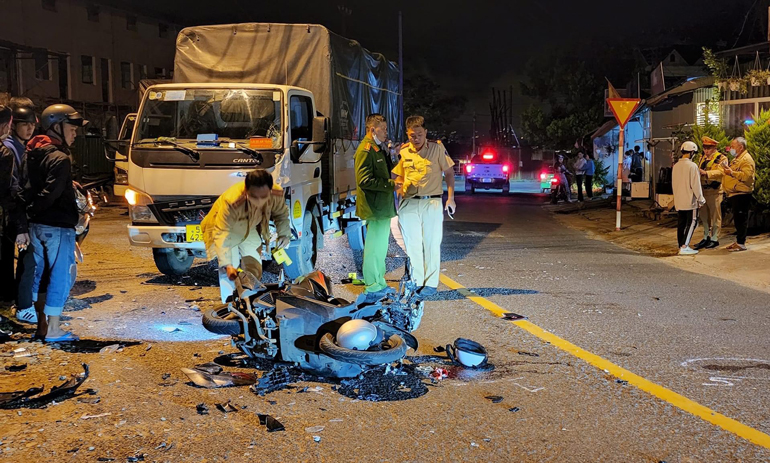 Đà Lạt: Xe máy tông trực diện xe tải, 2 người thương vong