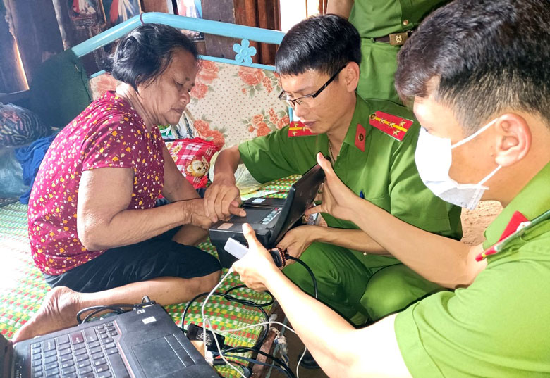 Công an huyện Bảo Lâm trao 700 phần quà cho bà con khó khăn