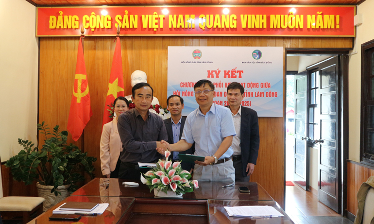 Hội Nông dân và Ban Dân tộc tỉnh Lâm Đồng kí kết Chương trình phối hợp hoạt động