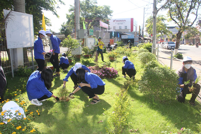 Đoàn viên, thanh niên ra quân dọn vệ sinh môi trường hưởng ứng Ngày Môi trường Thế giới