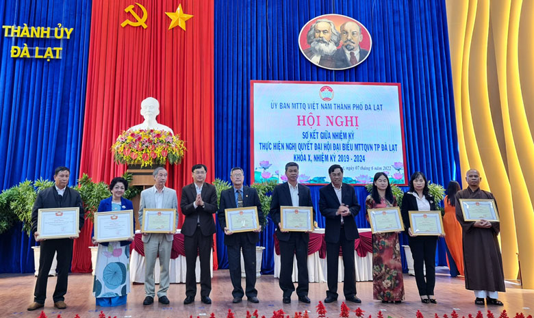 Đồng chí Võ Ngọc Hiệp và đồng chí Đặng Quang Tú trao tặng Bằng khen cho các tập thể vì những thành tích xuất sắc trong công tác phòng, chống dịch bệnh COVID-19