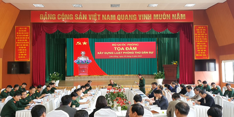 Thiếu tướng Du Trường Giang - Phó Tư lệnh Quân khu 7 chủ trì buổi toạ đàm xây dựng Luật Phòng thủ dân sự tại Bộ Chỉ huy Quân sự tỉnh Lâm Đồng