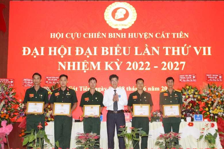 Trao giấy khen của UBND huyện Cát Tiên đến các tập thể và cá nhân có thành tích xuất sắc trong công tác Hội và phong trào CCB gương mẫu