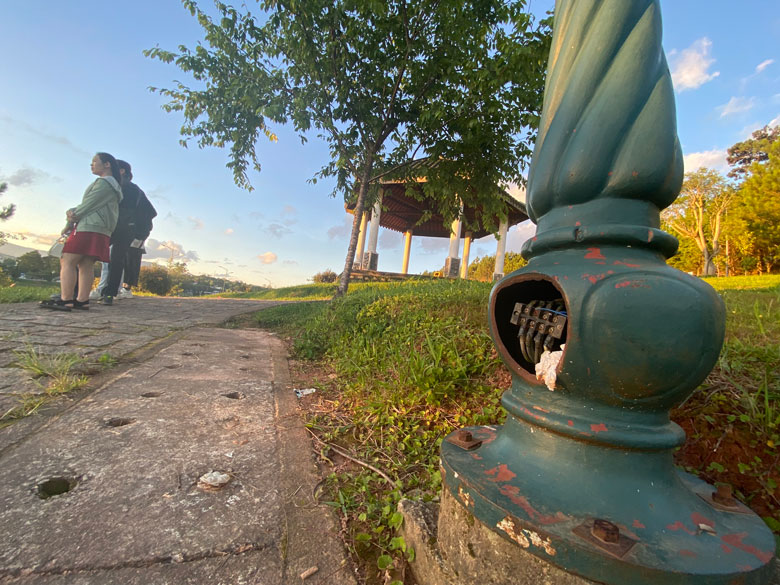 Toàn bộ nắp ốp hộp kỹ thuật trụ đèn bị mất cắp tại Công viên Trần Quốc Toản