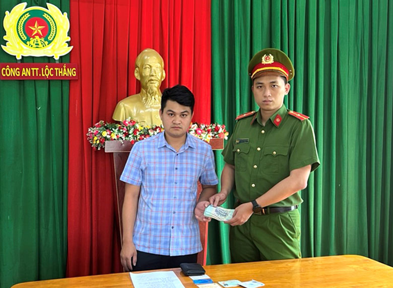 Công an thị trấn Lộc Thắng tiến hành bàn giao lại số tài sản mà anh Phú nhặt được cho anh Trần Hữu Minh
