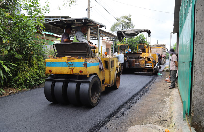 Người dân Tổ dân phố 4 (phường Lộc Tiến) làm đường giao thông