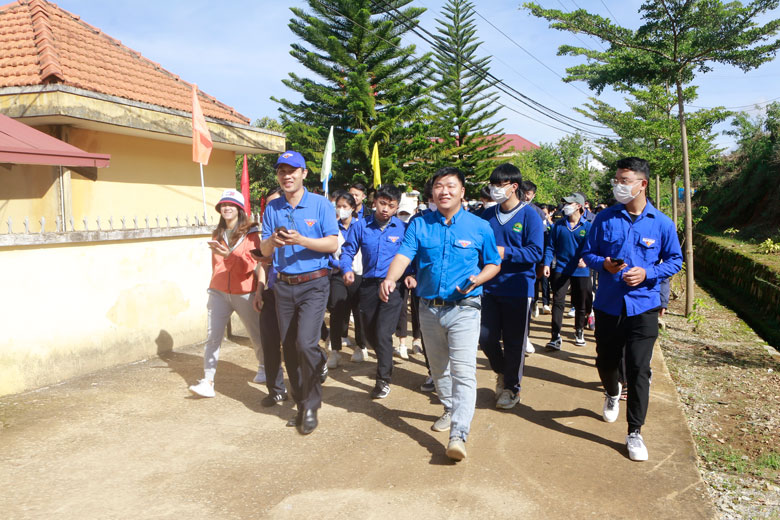 Các đại biểu và đoàn viên, hội viên, thanh niên huyện Lạc Dương và Trường THPT Lang Biang tham gia chạy bộ, đi bộ để hưởng ứng chương trình