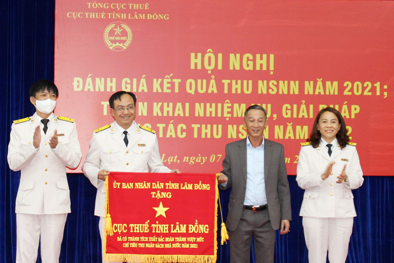 Với những thành tích nổi bật, năm 2021 Cục Thuế tỉnh Lâm Đồng vinh dự nhận Cờ thi đua của UBND tỉnh