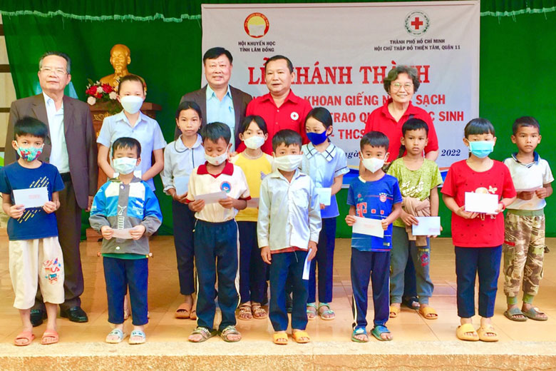 Trao học bổng cho học sinh dân tộc K‘Ho xã Gia Bắc, huyện Di Linh.
