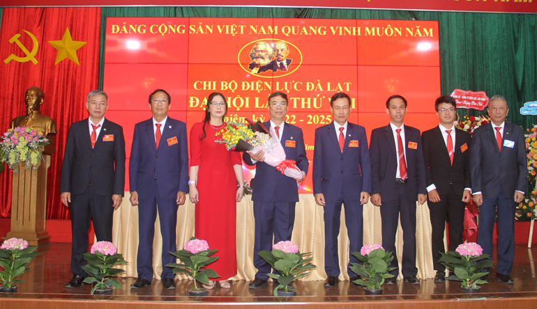Đồng chí Thái Đắc Toàn - Bí thư Đảng ủy, Giám đốc Công ty Điện lực Lâm Đồng tặng hoa chúc mừng các đồng chí Chi ủy chi bộ vừa trúng cử khóa mới