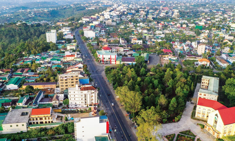 Tỉnh đang nỗ lực đẩy nhanh tiến độ đầu tư Dự án Đường cao tốc đoạn Tân Phú - Bảo Lộc và đoạn Bảo Lộc - Liên Khương. Trong ảnh: Đoạn QL 20 qua trung tâm TP Bảo Lộc nhìn từ trên cao