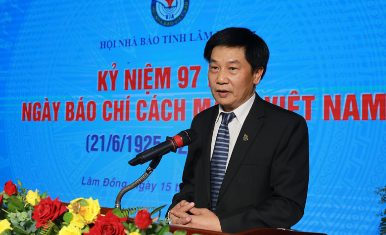 Nhà báo Lê Văn Tòa - Chủ tịch Hội nhà báo Lâm Đồng phát biểu tại lễ kỷ niệm