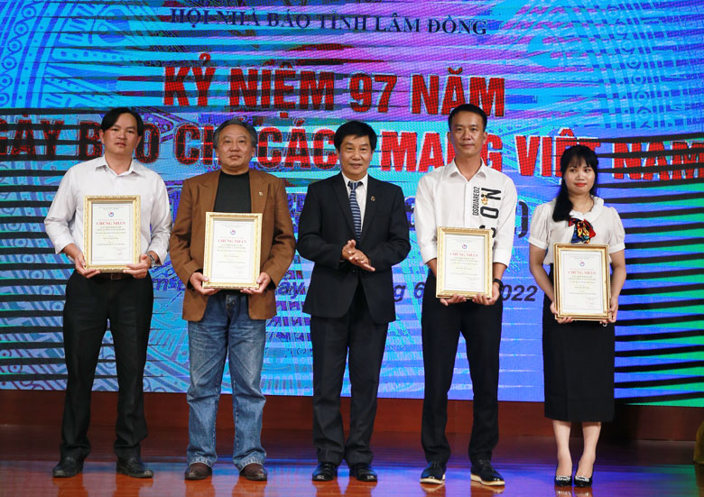 Trao chứng nhận tác phẩm báo chí chất lượng cao năm 2021 cho các tác giả của chi hội Đài Phát thanh - Truyền hình Lâm Đồng