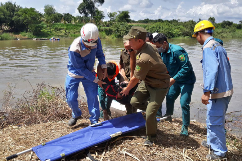 Các lực lượng diễn tập cứu người và tài sản của người dân bị cuốn trôi tại sông Đồng Nai