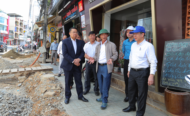 Chủ tịch UBND tỉnh Lâm Đồng Trần Văn Hiệp kiểm tra, đôn đốc giải ngân vốn một dự án đang thi công trên địa bàn TP Đà Lạt