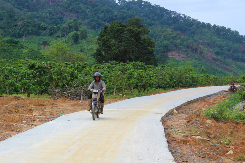 Nhiều tuyến đường ở xã Liêng Srônh đã được bê tông hóa kiên cố