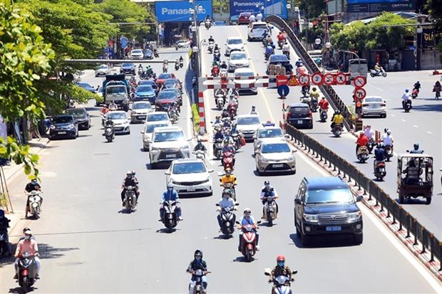 Nắng nóng gay gắt ảnh hưởng đến người dân khi tham gia giao thông