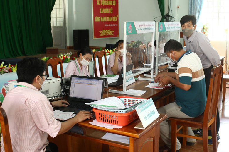 Phòng Giao dịch Ngân hàng Chính sách Xã hội huyện Đạ Huoai thực hiện giải ngân nguồn vốn hỗ trợ việc làm và cho vay học sinh, sinh viên tại xã Đoàn Kết