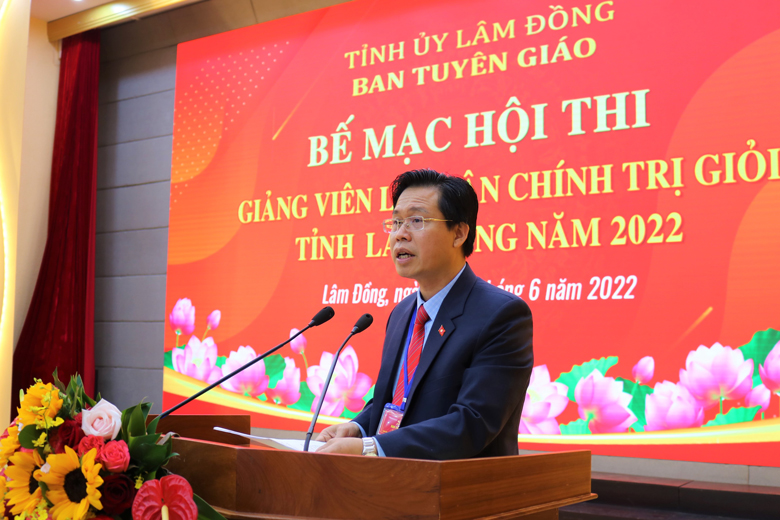 Đồng chí Trần Trung Hiếu - Phó trưởng Ban Thường trực Ban Tuyên giáo Tỉnh ủy phát biểu đánh giá tổng kết Hội thi