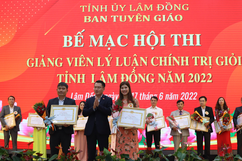 Trao giải nhì cho 2 thí sinh Nguyễn Thị Thiện và Bùi An Hùng
