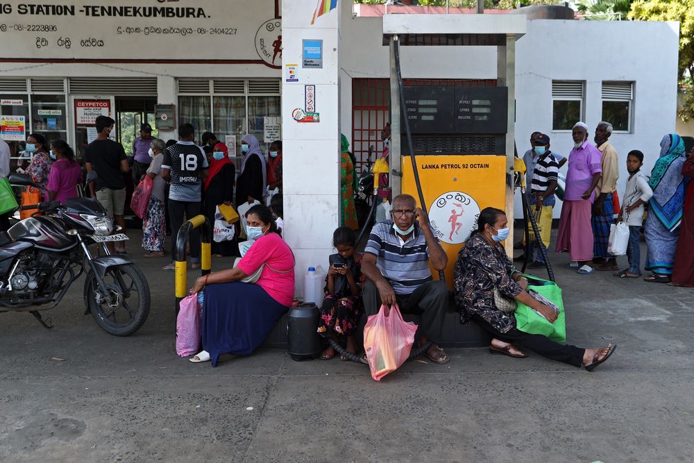 Người dân Sri Lanka chờ đợi mua xăng và dầu hỏa ở Kandy