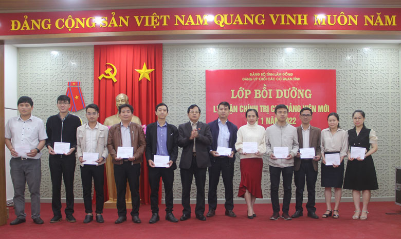 Bí thư Đảng ủy Khối các cơ quan tỉnh Pham Thanh Quan trao giấy chứng nhận cho các học viên