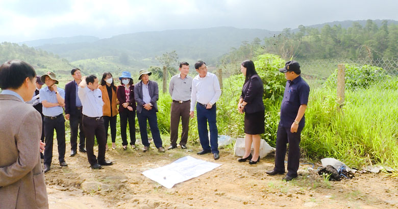 Đoàn giám sát UBMTTQ đi khảo sát thực tế tại khu vực triển khai Dự án Hồ Ta Hoét