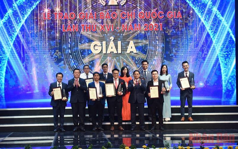 Thủ tướng Chính phủ Phạm Minh Chính và Trưởng Ban Tuyên giáo Trung ương Nguyễn Trọng Nghĩa trao giải A cho các tác giả, đại diện nhóm tác giả đoạt giải