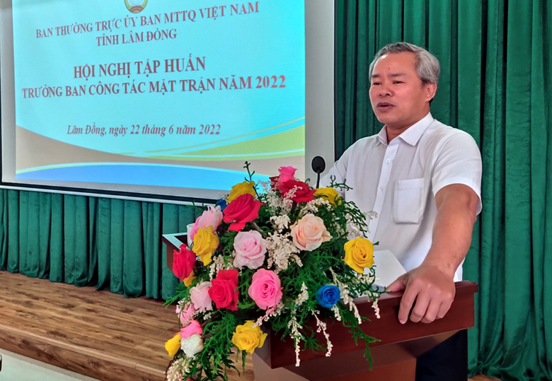 Ông Đường Anh Ngữ - Phó Chủ tịch Thường trực Ủy ban MTTQ Việt Nam tỉnh phổ biến kiến  thức công tác mặt  trận tới đội ngũ cán bộ mặt trận cơ sở 