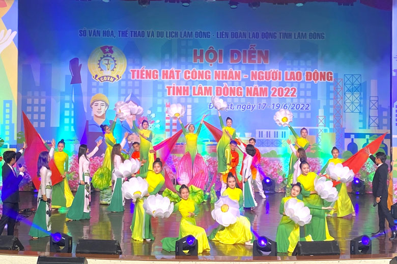 Một tiết mục văn nghệ được đoàn Bảo Lộc trình diễn tại Hội diễn Tiếng hát công nhân, người lao động tỉnh Lâm Đồng năm 2022