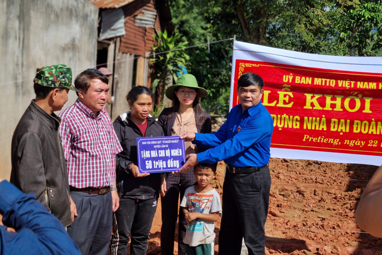 Lãnh đạo huyện Lâm Hà trao mệnh giá nhà đại đoàn kết cho các hộ nghèo