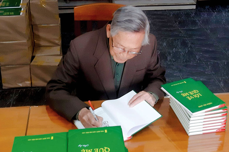 Tiến sĩ Trần Hà Anh ký tặng sách