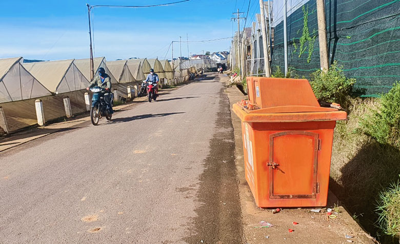 Hàng trăm thùng chứa rác thải BVTV đã được lắp đặt trên đồng ruộng, giúp nông dân Đà Lạt thu gom, phân loại, tập kết rác thải nguy hại tại nguồn